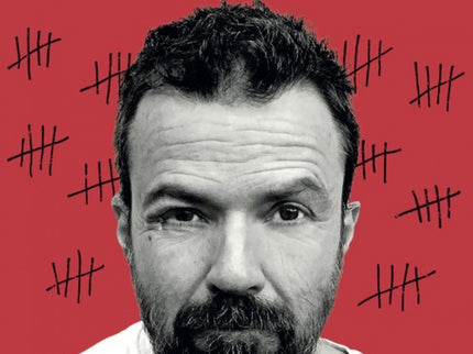 Libro 50 Palos: 50 palos no es una biografía, porque las biografías huelen a muerto, dice Pau Donés. Así que si hay modo alguno de entender este libro es como una reflexión, una charla amistosa que se alarga hasta la madrugada y en la que Pau da cuenta de sus mejores momentos, pero también de los peores.