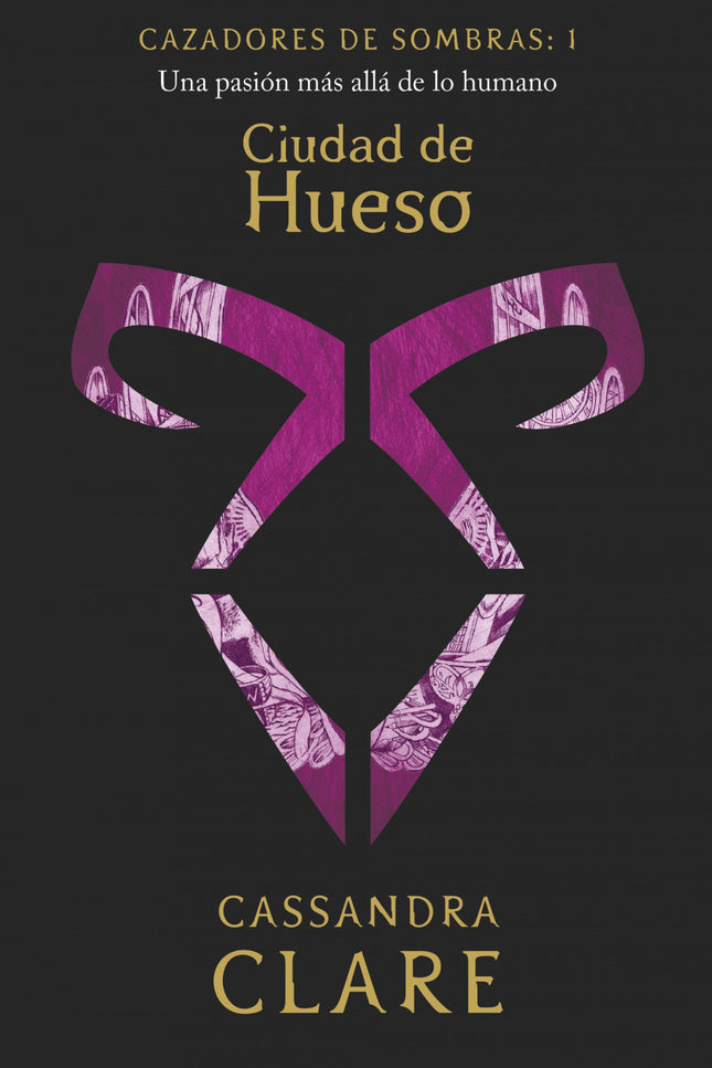 Libro Ciudad De Hueso: En el Pandemonium, la discoteca de moda de Nueva York, Clary sigue a un atractivo chico de pelo azul hasta que presencia su muerte a manos de tres jóvenes cubiertos de extraños tatuajes. Desde esa noche, su destino se une al de esos tres cazadores de sombras, guerreros dedicados a liberar a la tierra de demonios y, sobre todo, al de Jace, un chico con aspecto de ángel y tendencia a actuar como un idiota?