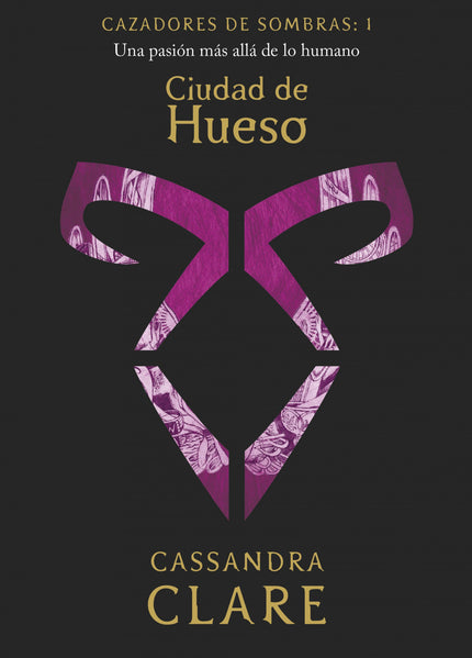 Libro Ciudad De Hueso: En el Pandemonium, la discoteca de moda de Nueva York, Clary sigue a un atractivo chico de pelo azul hasta que presencia su muerte a manos de tres jóvenes cubiertos de extraños tatuajes. Desde esa noche, su destino se une al de esos tres cazadores de sombras, guerreros dedicados a liberar a la tierra de demonios y, sobre todo, al de Jace, un chico con aspecto de ángel y tendencia a actuar como un idiota?