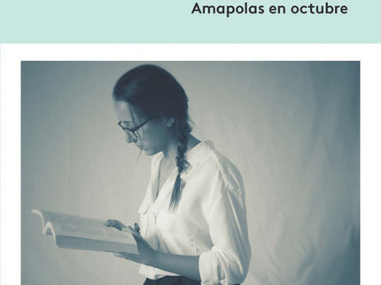 Libro Amapolas En Octubre: Mamá ideó un método para que olvidáramos las cosas feas que nos ocurrieran, y para que a su vez siempre recordáramos la lección aprendida. Rescataba la cita de un libro o el diálogo que considerara apropiado para la ocasión, y con su perfecta caligrafía lo escribía en uno de los azulejos blancos de la cocina de casa.