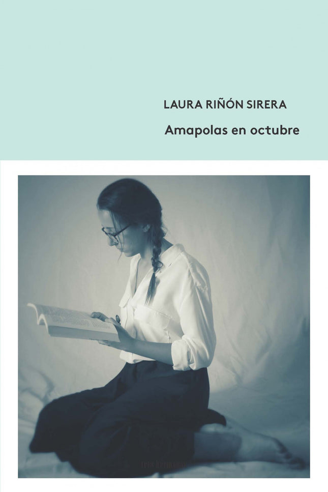 Libro Amapolas En Octubre: Mamá ideó un método para que olvidáramos las cosas feas que nos ocurrieran, y para que a su vez siempre recordáramos la lección aprendida. Rescataba la cita de un libro o el diálogo que considerara apropiado para la ocasión, y con su perfecta caligrafía lo escribía en uno de los azulejos blancos de la cocina de casa.