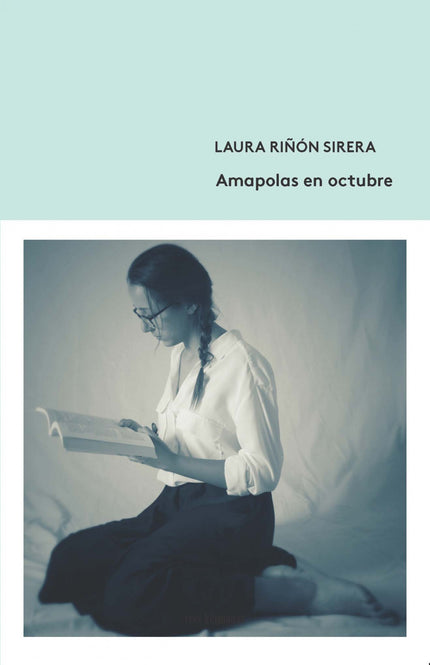Libro Amapolas En Octubre: Mamá ideó un método para que olvidáramos las cosas feas que nos ocurrieran, y para que a su vez siempre recordáramos la lección aprendida. Rescataba la cita de un libro o el diálogo que considerara apropiado para la ocasión, y con su perfecta caligrafía lo escribía en uno de los azulejos blancos de la cocina de casa.