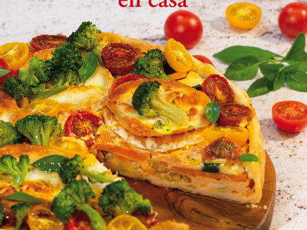 Libro Cocinando En Casa: Cocinando en casa reúne las mejores recetas de una de las gastroblogueras más destacadas: Isabel Fraga Blanco, más conocida como Fabrisa. Aunque muchas de las recetas del libro tienen un marcado sabor gallego, la autora sabe combinar lo mejor de la cocina tradicional con la actual, y sus orígenes con la experiencia de sus numerosos viajes.