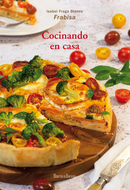 Libro Cocinando En Casa: Cocinando en casa reúne las mejores recetas de una de las gastroblogueras más destacadas: Isabel Fraga Blanco, más conocida como Fabrisa. Aunque muchas de las recetas del libro tienen un marcado sabor gallego, la autora sabe combinar lo mejor de la cocina tradicional con la actual, y sus orígenes con la experiencia de sus numerosos viajes.