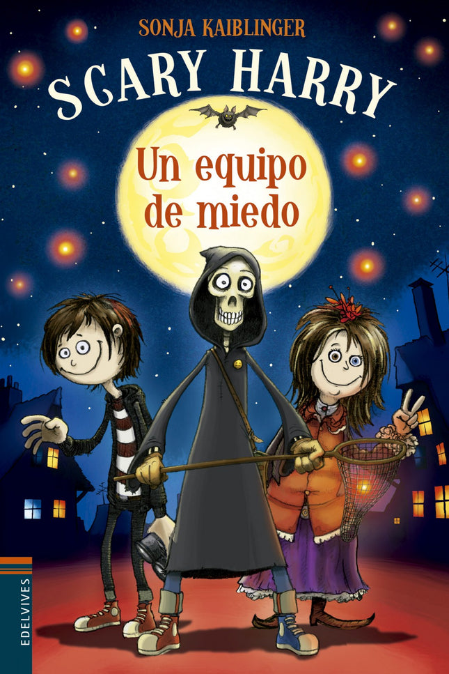 Libro Un Equipo De Miedo: Desde que murieron sus padres, Otto vive con su tía en una casa encantada. Solo él y su mascota Vincent, un murciélago parlanchín, son capaces de ver a los tres fantasmas que la habitan: el antiguo dueño de la casa y sus dos fieles sirvientes, que se convertirán en unos peculiares amigos, igual que el misterioso Harry.