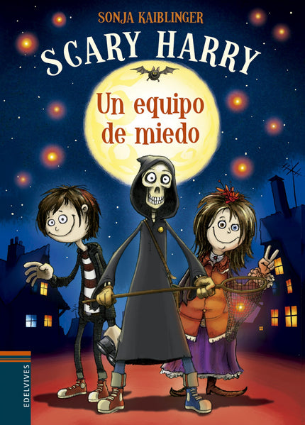 Libro Un Equipo De Miedo: Desde que murieron sus padres, Otto vive con su tía en una casa encantada. Solo él y su mascota Vincent, un murciélago parlanchín, son capaces de ver a los tres fantasmas que la habitan: el antiguo dueño de la casa y sus dos fieles sirvientes, que se convertirán en unos peculiares amigos, igual que el misterioso Harry.