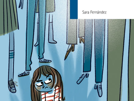 Libro Ser Bajita Es Un Rollo: Carlota está harta de ser la más bajita. Para evitar las burlas de sus compañeros y los comentarios de los adultos, ha tenido una idea brillante: repetir curso.