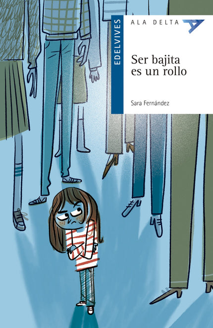 Libro Ser Bajita Es Un Rollo: Carlota está harta de ser la más bajita. Para evitar las burlas de sus compañeros y los comentarios de los adultos, ha tenido una idea brillante: repetir curso.