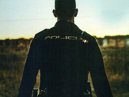 Libro Mike 316: Cuando Alex Suñer llega a la comisaria de Villaverde, su primer destino como Policía Nacional, no se ima