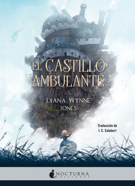 Libro El Castillo Ambulante: En el país de Ingary, donde existen cosas como las botas de siete leguas o las capas de invisibilidad, que una bruja te maldiga no es algo inusual. Cuando la Bruja del Páramo convierte a Sophie Hatter en una anciana, la joven abandona la sombrerería familiar para pedir ayuda en el único lugar mágico que se le ocurre: el castillo ambulante que atemoriza a los habitantes de Market Chipping.