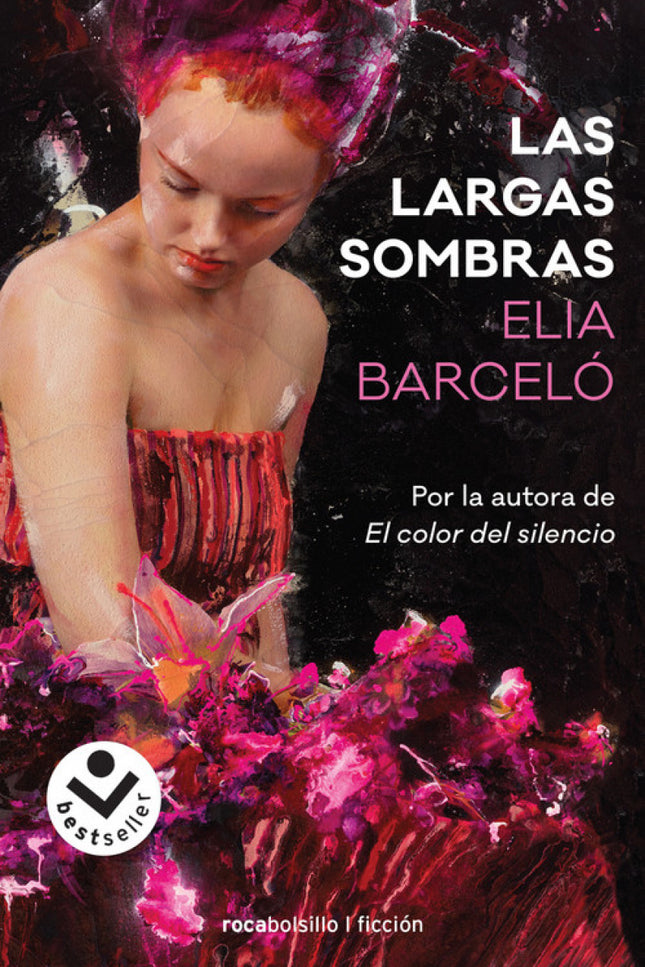 Libro Las Largas Sombras: «Al final de su vida, se ha dado cuenta de que los secretos destruyen;de que hay que iluminar los rincones para que no haya sombras;que en las sombras se ocultan los monstruos.»Rita, regresa a su pueblo en Alicante después de muchos años de ausencia. Se dirige a casa de Lena, una de las amigas de entonces, pero la posibilidad de un feliz encuentro se ve truncada por una imagen horrible e inesperada: Rita encuentra a Lena muerta en el baño de su casa.