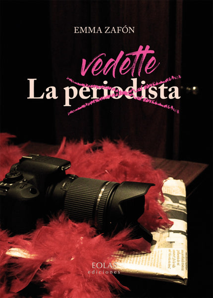 Libro La Vedette (periodista): Si hay algo más estúpido que licenciarse en Periodismo, ese algo es, sin duda, infravalorar las secuelas que el trabajo en un medio de comunicación puede causar en cualquier ser vivo con un mínimo de humanidad. La joven periodista Valentina Millán, temeraria y gilipollas a partes iguales, aterriza en un periódico local dispuesta a iniciar su camino como narradora de grandes historias con las que petarlo muy fuerte y ganar el Pulitzer.