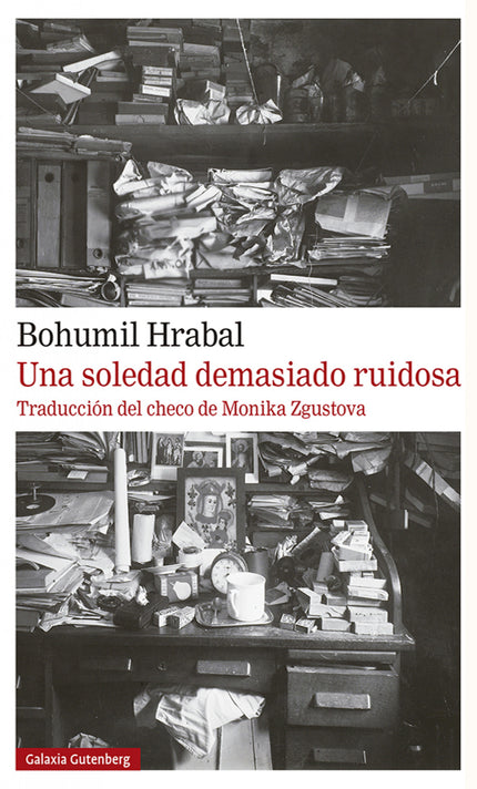 Libro Una Soledad Demasiado Ruidosa: Desde hace treinta y cinco años, Hanta trabaja en una trituradora de papel destruyendo libros y reproducciones de cuadros. En cada una de las balas de papel que prepara conviven libros, litografías, ratoncillos aprisionados y su propio esfuerzo.