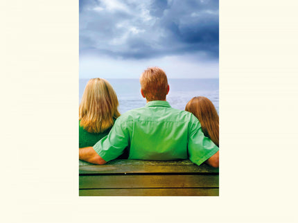Libro Una Familia Normal: Si la policía acusa a tu hija de asesinato, ¿hasta dónde llegarías para mantener unida a tu familia? Adam y Ulrika, un matrimonio normal, viven con su hija Stella, de dieciocho años, en una zona agradable en las afueras de Lund.