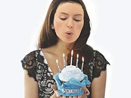 Libro El Cumpleaños De Natalie Davis: Lo que iba a ser un tranquilo, idílico y conmovedor verano en la comarca rural de Tarazona y el Moncayo, se convierte en una excitante, peligrosa y sorprendente aventura que cambia la vida de Natalie Davis para siempre. Cuando el verano termina, Natalie vuelve a Nueva York para seguir estudiando Derecho e intentar ser supermodelo.