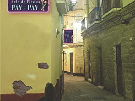 Libro Maldita Fatalidad: Cádiz, 1958. Pablo y Gerardo acuden al Pay-Pay, un club nocturno de ma la reputación, atraídos por la actuación del sensual grupo cubano Las Mulatas de Malecón.