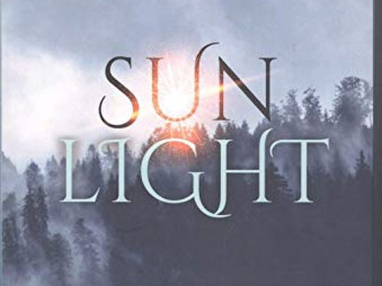 Libro Sun Light: Entre susurros, se decía que el Sol protegía a su pueblo predilecto: Catwell. Se comentaba que este les concedió un obsequio único a sus habitantes.
