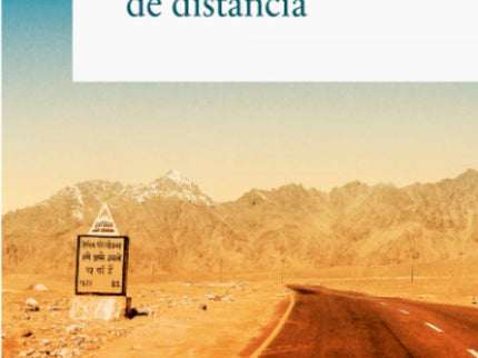 Libro A Mil Vacaciones De Distancia: Dos amigos deciden pasar sus vacaciones en India, piensan que es el destino exótico y barato perfecto. Al aterrizar en Bombay están dispuestos a darse la gran vida, pero todo cambia cuando un extraño les ruega llevar, de inmediato, una carta a su hija en Europa.