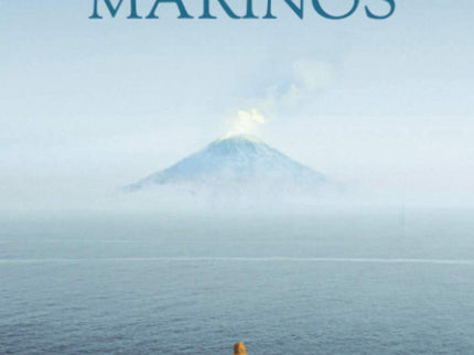Libro En Caso De Avistar Monstruos Marinos: Simeón está de regreso en su ciudad natal, Colmenas, que está desapareciendo del mapa mientras un volcán con nombre de ballena dormita cerca de sus costas. Obviando una vaga noción de destrucción inminente, Simeón construye una rutina apacible al margen de estas amenazas;a lo mucho, planea casarse con una mujer que frecuenta la librería donde trabaja.