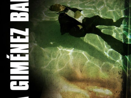 Libro Serpientes En El Paraiso: En una urbanización residencial aparece flotando en la piscina el cuerpo de un joven, so