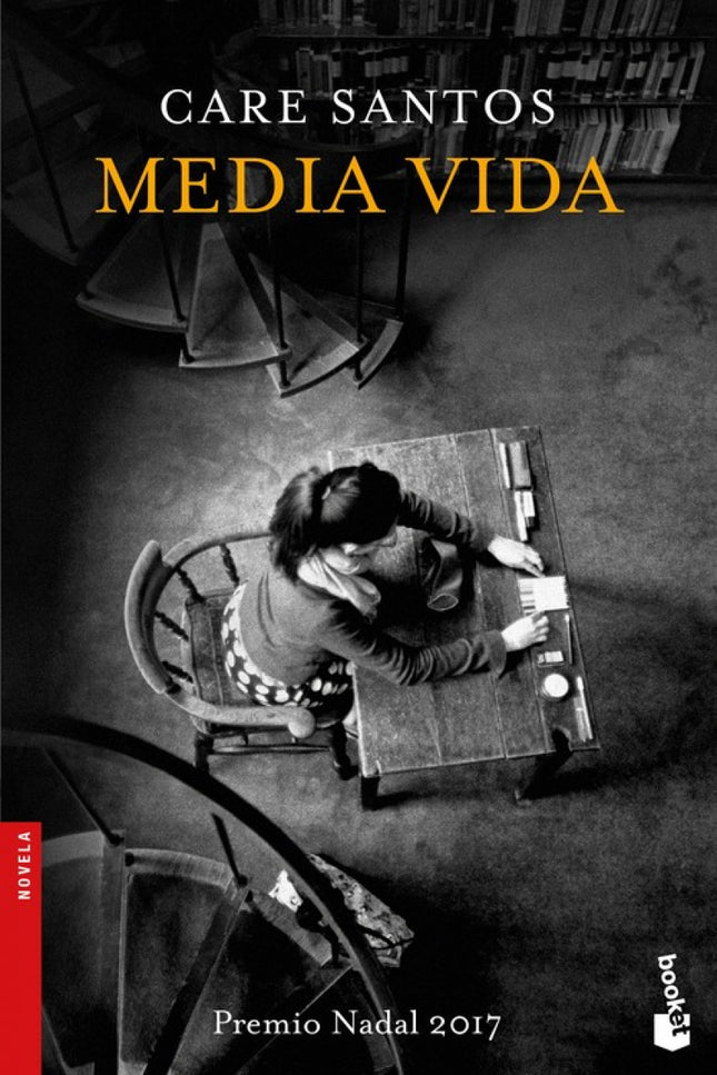 Libro Media Vida: En pleno verano del año 1950 cinco chicas adolescentes internas en un colegio de monjas juegan juntas 