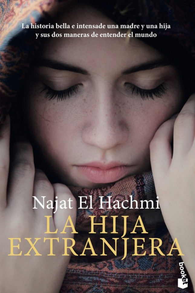 Libro La Hija Extranjera: Una chica nacida en Marruecos y criada en una ciudad del interior de Cataluña llega a las puertas de la vida adulta. A la rebelión personal que atraviesa cualquier joven, ella debe sumarle un dilema: salir o quedarse en el mundo de la inmigración.