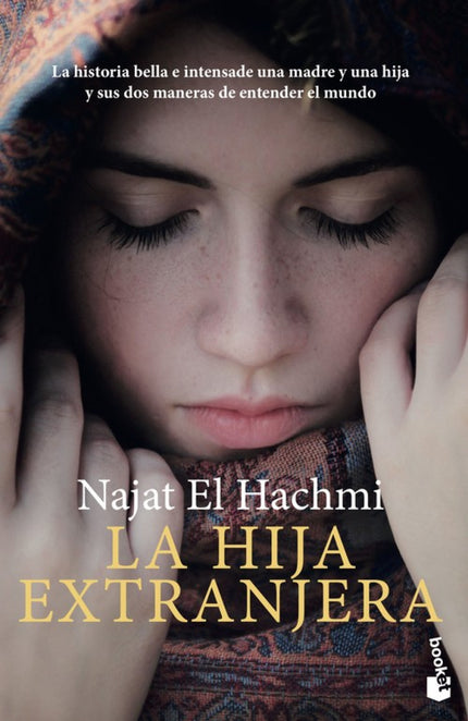Libro La Hija Extranjera: Una chica nacida en Marruecos y criada en una ciudad del interior de Cataluña llega a las puertas de la vida adulta. A la rebelión personal que atraviesa cualquier joven, ella debe sumarle un dilema: salir o quedarse en el mundo de la inmigración.