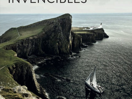 Libro Dónde Fuimos Invencibles: El verano está terminando y la teniente Valentina Redondo está contando los días para empezar sus vacaciones. Pero algo insólito sucede en el centro mismo del pueblo costero de Suances: el jardinero del antiguo Palacio del Amo ha aparecido muerto en el césped de esa enigmática propiedad.