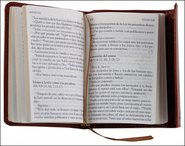 Libro Los Santos Evangelios: Elegante edición en piel de Los Santos Evangelios, con canto dorado, cinta de registro y cubierta de agradable tacto, en imitación piel con solapa de cierre imantada. Gracias a su formato pequeño y flexible y al papel biblia, el lector podrá tener el texto bíblico siempre a mano, en el bolsillo, en el bolso, en el cajón del escritorio o de la mesilla de noche, disponible para leerlo en cualquier momento y lugar.