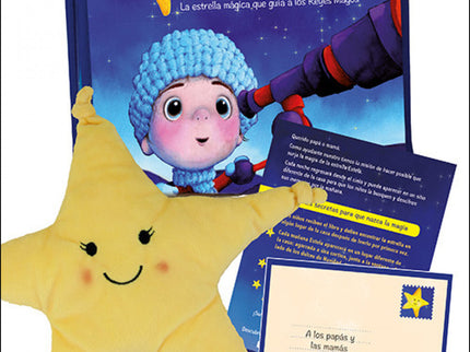 Libro Estela: Cada noche desde el comienzo de la Navidad, Estela, la estrella que guía a los Reyes Magos, sube al cielo para indicarles con su brillo el camino que lleva hasta nuestros zapatos. Pero cada mañana aparece en un lugar distinto de nuestra casa con la apariencia de una estrella de peluche.