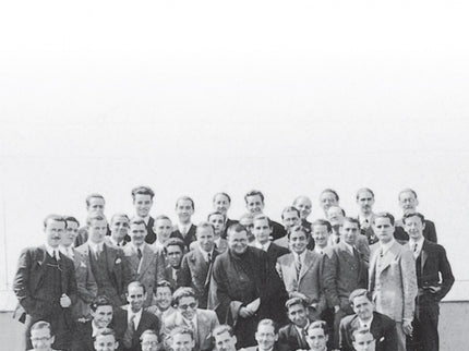 Libro Cronología De Jose María Escrivá Y Albás: José María Escrivá llega a Madrid en 1927. Al año siguiente funda el Opus Dei, y en menos de diez años es ya un sacerdote conocido en buena parte de los ambientes eclesiásticos y universitarios de la capital española.