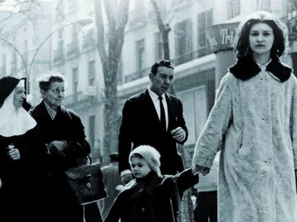Libro María Bonita: Una vez al mes, María se viste con su mejor ropa para acompañar a su madre al médico,desde la coloni