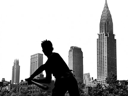 Libro 4 3 2 1: El único hecho inmutable en la vida de Ferguson es que nació el 3 de marzo de 1947 en Newark, Nueva Jersey. A partir de ese momento, varios caminos se abren ante él y le llevarán a vivir cuatro vidas completamente distintas, a crecer y a explorar de formas diferentes el amor, la amistad, la familia, el arte, la política e incluso la muerte, con algunos de los acontecimientos que han marcado la segunda mitad del siglo xx americano como telón de fondo.