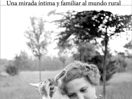 Libro Tierra De Mujeres: Hija y nieta de veterinarios, la última devarias generaciones vinculadas desde hace años a la tierra y a los animales,María Sánchez (Córdoba, 1989) es la primera mujer en su familia en dedicarse aun oficio desempeñado tradicionalmente por hombres. Su día a día como veterinaria de campo pasa por recorrer España en una furgoneta y esquivar las miradas en un entorno predominantemente masculino como es el mundo rural.