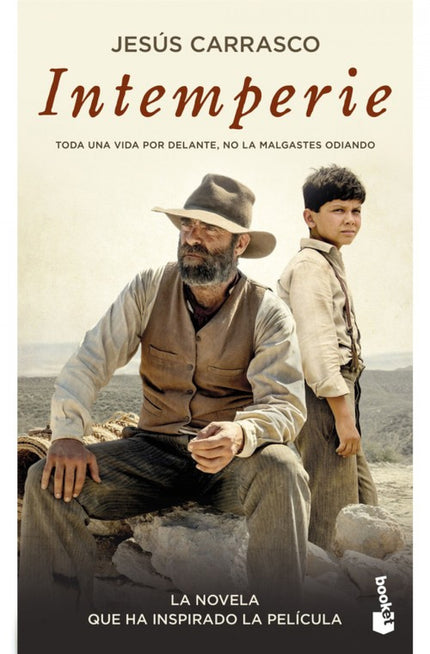 Libro Intemperie: Un niño escapado de casa escucha, agazapado en el fondo de su escondrijo, los gritos de los hombres que lo buscan. Cuando la partida pasa, lo que queda ante él es una llanura infinita y árida que deberá atravesar si quiere alejarse definitivamente de aquello que le ha hecho huir.