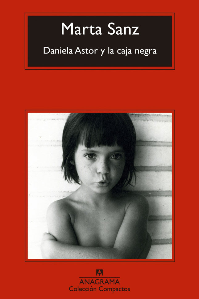 Libro Daniela Astor Y La Caja Negra: Susana Estrada enseña un pecho mientras Enrique Tierno Galván le entrega un galardó