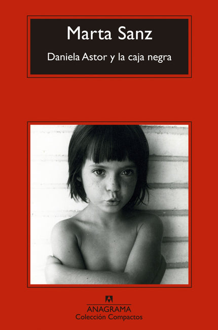 Libro Daniela Astor Y La Caja Negra: Susana Estrada enseña un pecho mientras Enrique Tierno Galván le entrega un galardó