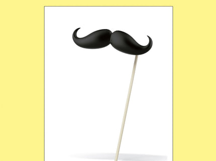 Libro El Bigote: Un hombre se afeita el bigote que lleva años luciendo. Lo hace en secreto, para darle una sorpresa a su
