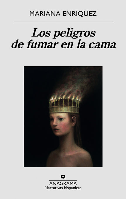 Libro Los Peligros De Fumar En La Cama: Una niña desentierra en el jardín unos huesos que resultan no ser de un animal;l