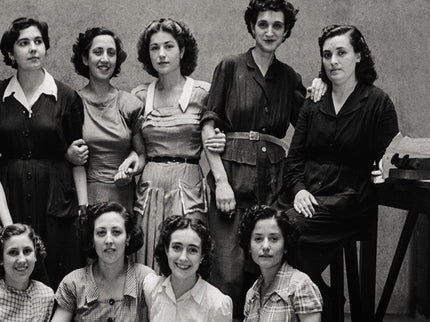 Libro Las Cartas De Elena Francis: Elena Francis, un personaje de ficción, se convirtió en la consejera sentimental de las españolas a través de un consultorio de radio. Aunque fue concebido como motor publicitario de una empresa de productos de belleza, la influencia del programa trascendió hasta convertirse en un fenómeno de masas del brazo de la ideología nacionalcatólica.