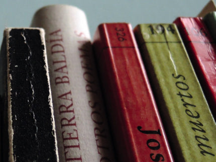 Libro Tocar Los Libros: Decía Marguerite Yourcenar que la mejor manera de conocer a alguien es ver su biblioteca. Y es cierto que los libros hablan de nosotros;de nuestros intereses e inquietudes, de nuestros temas y autores predilectos.