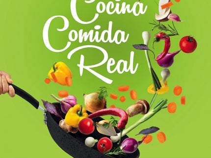 Libro Cocina Comida Real: Carlos Ríos ha conseguido que miles de personas salgan de Matrix y se apunten al movimiento Realfooding para eliminar definitivamente de su dieta el consumo de ultraprocesados y vuelvan a comer comida real. En este libro, el autor nos explicará cuáles son los patrones de alimentación de un realfooder, qué cambios debe introducir en su vida para hacer una transición del consumo de productos insanos a productos saludables y qué mitos en torno a la cocina realfooder deben desterrar.