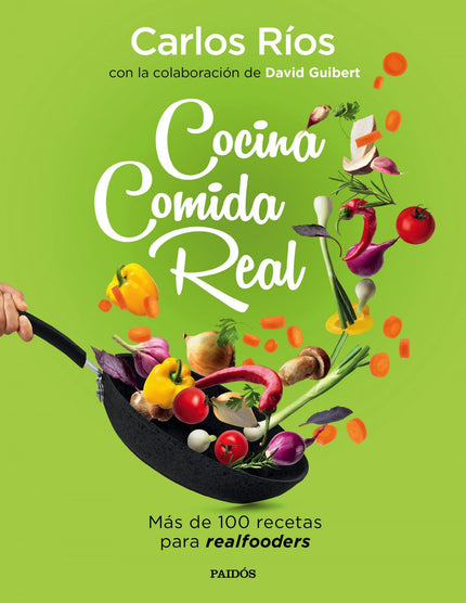 Libro Cocina Comida Real: Carlos Ríos ha conseguido que miles de personas salgan de Matrix y se apunten al movimiento Realfooding para eliminar definitivamente de su dieta el consumo de ultraprocesados y vuelvan a comer comida real. En este libro, el autor nos explicará cuáles son los patrones de alimentación de un realfooder, qué cambios debe introducir en su vida para hacer una transición del consumo de productos insanos a productos saludables y qué mitos en torno a la cocina realfooder deben desterrar.