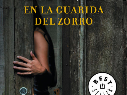 Libro En La Guarida Del Zorro: ¿Qué ocurre cuando tu secuestrador desaparece y nadie sabe dónde estás?Un thriller espeluznante de Charlotte Link, la autora que ha revolucionada el género criminal en Europa.Vanessa Willard necesitaba bajarse del coche y disponer de unos minutos de calma y aire fresco. Mientras, Matthew, su marido, se aleja para dar un paseo con su perro.Absorta en sus pensamientos no se da cuenta de que alguien está observándola.