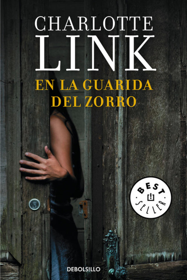 Libro En La Guarida Del Zorro: ¿Qué ocurre cuando tu secuestrador desaparece y nadie sabe dónde estás?Un thriller espeluznante de Charlotte Link, la autora que ha revolucionada el género criminal en Europa.Vanessa Willard necesitaba bajarse del coche y disponer de unos minutos de calma y aire fresco. Mientras, Matthew, su marido, se aleja para dar un paseo con su perro.Absorta en sus pensamientos no se da cuenta de que alguien está observándola.