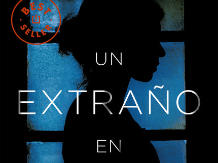 Libro Un Extraño En Casa: De la autora del thriller revelación de 2017 La pareja de al lado, llega una nueva y adictiva novela repleta de giros y secretos. ¿Por qué huirías de un hogar feliz?