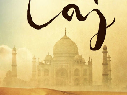 Libro Taj: Justo antes de que la bella emperatriz del Indostán, Mumtaz Mahal, cerrara los ojos para siempre, su esposo le prometió honrar su recuerdo con el monumento más hermoso jamás construido. Taj es la historia de esa obra magnífica y de sus veinte mil héroes: arquitectos, calígrafos, maestros artesanos y obreros que, encaramados al lomo de los elefantes, arrastraban los enormes bloques de mármol.