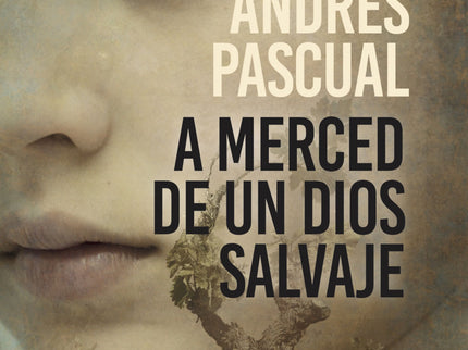 Libro A Merced De Un Dios Salvaje: «Entre las cepas, una figura humana. Los brazos caídos, la cabeza cubierta por la capucha de una sudadera.