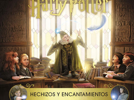 Libro Hechizos Y Encantamientos: íSABEDLO TODO DE LOS HECHIZOS Y ENCANTAMIENTOS DE LAS PELÍCULAS DE HARRY POTTER! Desde Expelliarmus hasta el Encantamiento Patronus e incluso las tres Maldiciones Imperdonables, los hechizos y encantamientos de las películas de Harry Potter se detallan en esta fascinante guía entre bastidores.