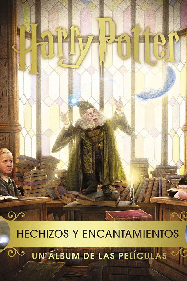 Libro Hechizos Y Encantamientos: íSABEDLO TODO DE LOS HECHIZOS Y ENCANTAMIENTOS DE LAS PELÍCULAS DE HARRY POTTER! Desde Expelliarmus hasta el Encantamiento Patronus e incluso las tres Maldiciones Imperdonables, los hechizos y encantamientos de las películas de Harry Potter se detallan en esta fascinante guía entre bastidores.